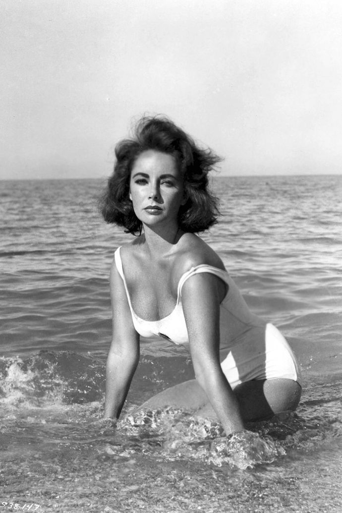 1959

Herečka Elizabeth Taylor ve filmu Suddenly, Last Summer. Bílé jednodílné plavky byly dalším krůčkem z konzervativních 50. let do volnějších 60. let.

