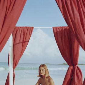 1960

Nádherná fotografie od Slima Aaronse ukazuje bikini s nízkým spodním dílem a podprsenku bez ramínek.
