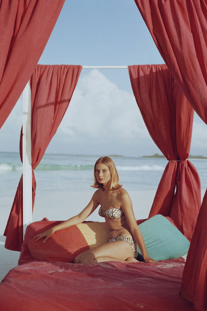 1960

Nádherná fotografie od Slima Aaronse ukazuje bikini s nízkým spodním dílem a podprsenku bez ramínek.
