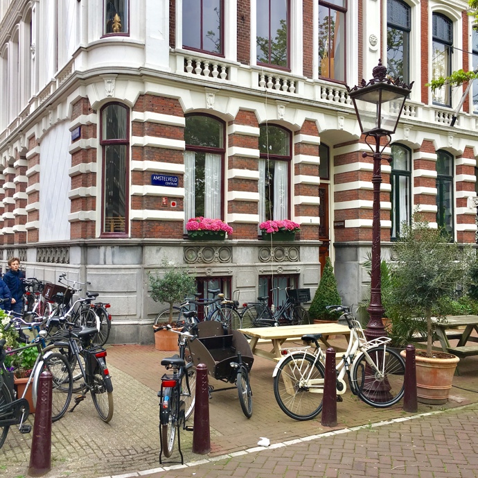 Vondelpark
Zelené srdce Amsterdamu, jak se tomuto místu přezdívá, ukrývá několik vyhlášených kaváren a restaurací, taky půjčovnu skateboardů, otevřené divadlo a růžovou zahradu s více než 70-ti druhy růží.
Vondelpark
Zelené srdce Amsterdamu, jak se tomuto místu přezdívá, ukrývá několik vyhlášených kaváren a restaurací, taky půjčovnu skateboardů, otevřené divadlo a růžovou zahradu s více než 70-ti druhy růží.