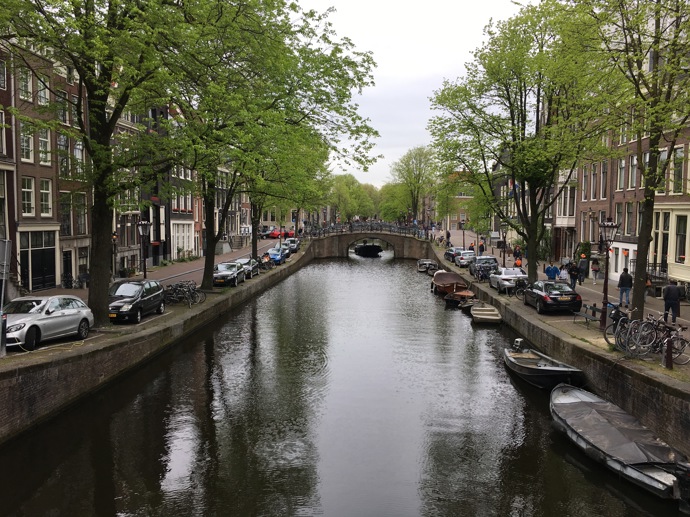 Plavba po amsterdamských kanálech
Už v 17. století byly vykopány tři hlavní kanály – Herengracht, Prinsengracht a Keizersgracht, podél nichž se nachází půldruhého tisíce významných budov a památek.
Plavba po amsterdamských kanálech
Už v 17. století byly vykopány tři hlavní kanály – Herengracht, Prinsengracht a Keizersgracht, podél nichž se nachází půldruhého tisíce významných budov a památek.