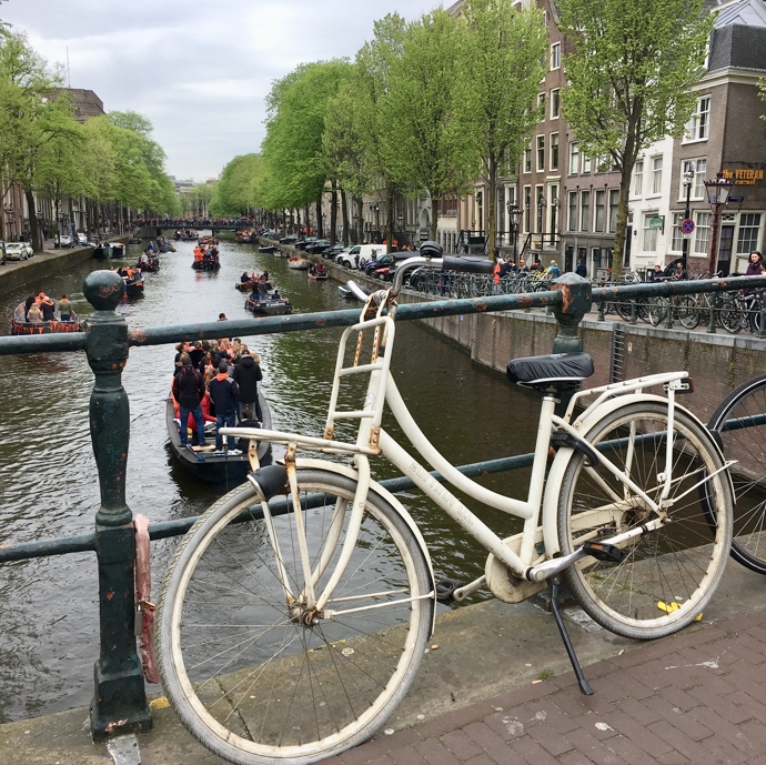 Amsterdam a kola k sobě neodmyslitelně patří.
Amsterdam a kola k sobě neodmyslitelně patří.