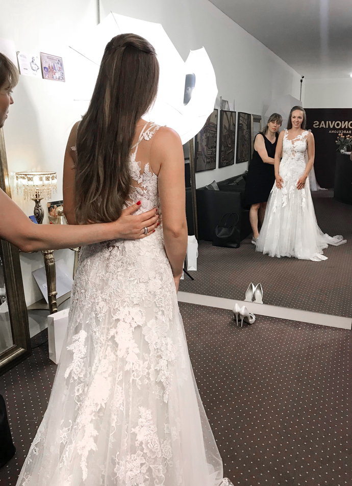Jako druhé Klára vyzkoušela šaty Pronovias Dalia s rafinovaně umístěnými krajkovými aplikacemi.
Jako druhé Klára vyzkoušela šaty Pronovias Dalia s rafinovaně umístěnými krajkovými aplikacemi.