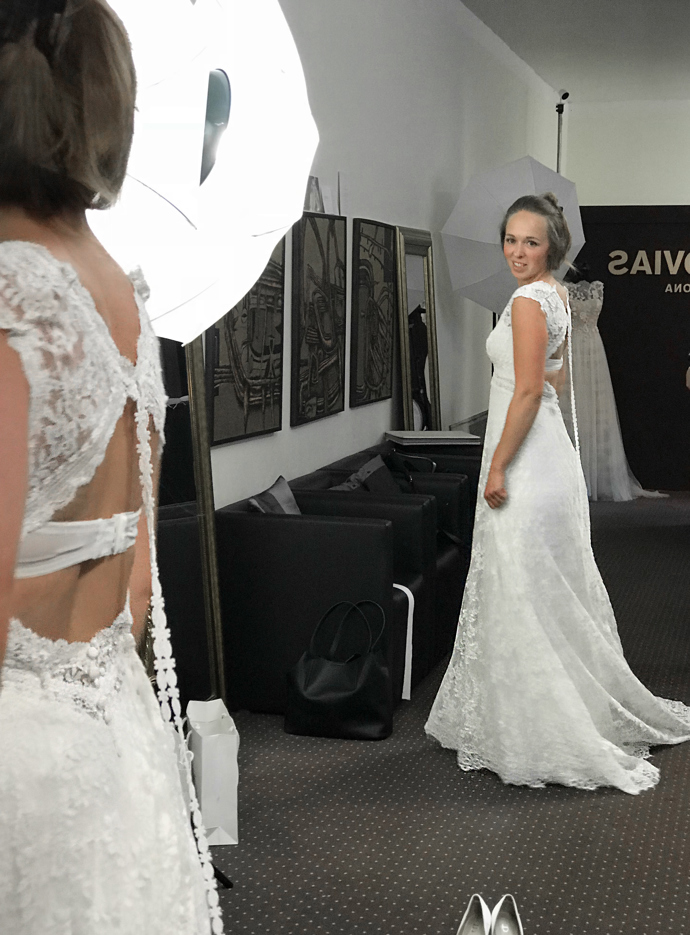 Další model, šaty Pronovias Ederne, byl podobný tomu prvnímu. Nám se na šatech nejvíc líbila dlouhá krajková stuha na zádech.
Další model, šaty Pronovias Ederne, byl podobný tomu prvnímu. Nám se na šatech nejvíc líbila dlouhá krajková stuha na zádech.