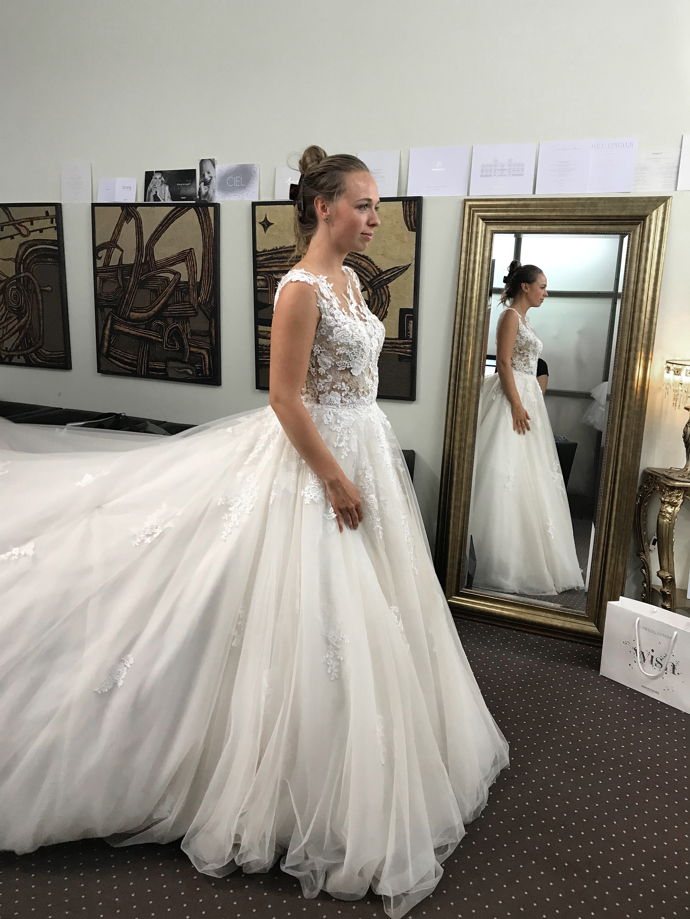 V šatech Pronovias Ofelia s vělkou sukní a krajkovou aplikací byla Klára jako princezna.
V šatech Pronovias Ofelia s vělkou sukní a krajkovou aplikací byla Klára jako princezna.