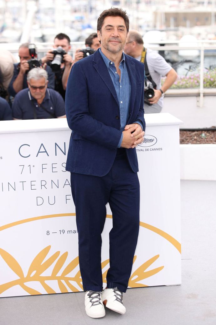 Její manžel a herecký kolega Javier Bardem přišel v modrém obleku s džínovou košilí a bílými teniskami 
