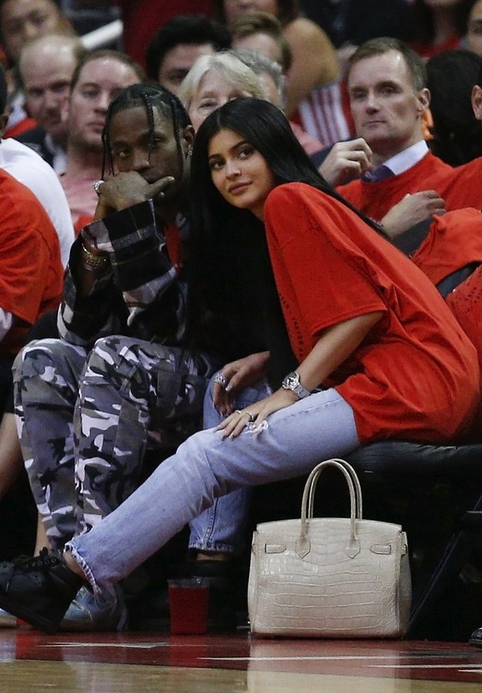 Stormi Webster

Rodiče: Travis Scott a Kylie Jenner

Za výběrem tohoto jména nestojí žádný hlubší význam. Sama Kylie uvedla, že neví, jestli napadlo jí nebo jejího partnera. Původně přemýšleli nad jménem Storm (v českém překladu bouře). To se jim ale příliš nezamlouvalo, a tak z toho vznikla zdrobnělina Stormi. Příjmení Webster má po otci, jehož jméno Travis Scott je pouze pseudonym. 
