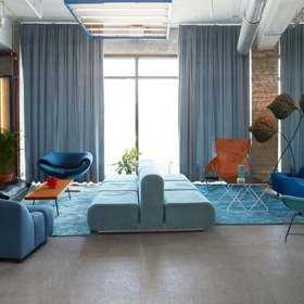 Oddson Hostel, Reykjavík, Island
Severské země jsou čím dál tím oblíbenější destinací, a tak ani například na Islandu není nouze o designové hotely a hostely. Styl skandinávského minimalismu 60. let a různé odstíny modré a tyrkysové vás okamžitě přenesou do světa Wese Andersona a pastelově růžová umyvadla to ještě umocní! Pokud vyrazíte na sever s partou kamarádů, je tohle ideální místo na přespání.
Oddson Hostel, Reykjavík, Island
Severské země jsou čím dál tím oblíbenější destinací, a tak ani například na Islandu není nouze o designové hotely a hostely. Styl skandinávského minimalismu 60. let a různé odstíny modré a tyrkysové vás okamžitě přenesou do světa Wese Andersona a pastelově růžová umyvadla to ještě umocní! Pokud vyrazíte na sever s partou kamarádů, je tohle ideální místo na přespání.