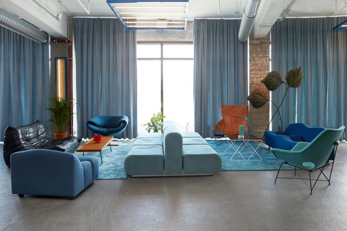 Oddson Hostel, Reykjavík, Island

Severské země jsou čím dál tím oblíbenější destinací, a tak ani například na Islandu není nouze o designové hotely a hostely. Styl skandinávského minimalismu 60. let a různé odstíny modré a tyrkysové vás okamžitě přenesou do světa Wese Andersona a pastelově růžová umyvadla to ještě umocní! Pokud vyrazíte na sever s partou kamarádů, je tohle ideální místo na přespání.

