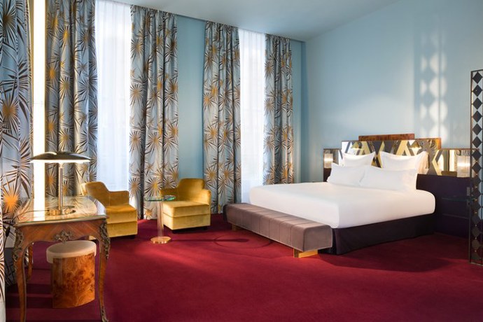Hôtel Saint-Marc, Paříž

Hotel ve stylu art deco leží nedaleko pařížské opery nebo obchodního domu Galleries Lafayette. Paradoxně hotel Saint-Marc v srdci Paříže navrhovala italská firma Dimore Studio z Milána. Propojují se zde prvky současného designu se starožitným nábytkem a dohromady vytváří luxusní kombinaci hodnou čtyřhvězdičkového hotelu. Pro dvě osoby vyjde jedna noc v tomto hotelu přibližně na 400 euro.
