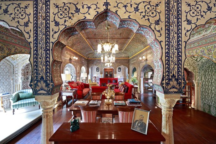 Samode Haveli a 28 Kothi, Džajpur, Indie

Oba tyto hotely jsou vlastně sídly místní královské rodiny. Jsou navržené v klasickém indickém stylu se zdobenými stěnami a tradičními motivy. Navíc nabízí spoustu možností osvěžení během skutečně horkých dnů, kdy venkovní teplota dosahuje až čtyřiceti stupňů.
