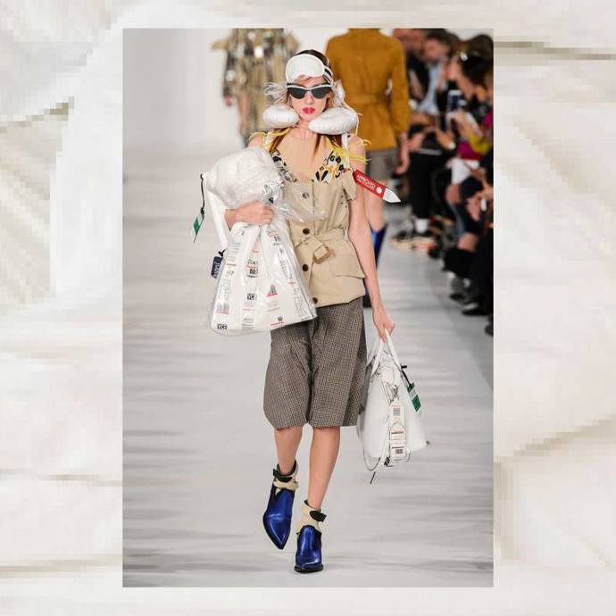 Margiela spací úbor
Outfit inspirovaný cestováním včetně polštářů a klapek na oči. Tento look by se mohl jmenovat "jsem připravená si ustlat kdekoliv a kdykoliv".
Margiela spací úbor
Outfit inspirovaný cestováním včetně polštářů a klapek na oči. Tento look by se mohl jmenovat "jsem připravená si ustlat kdekoliv a kdykoliv".