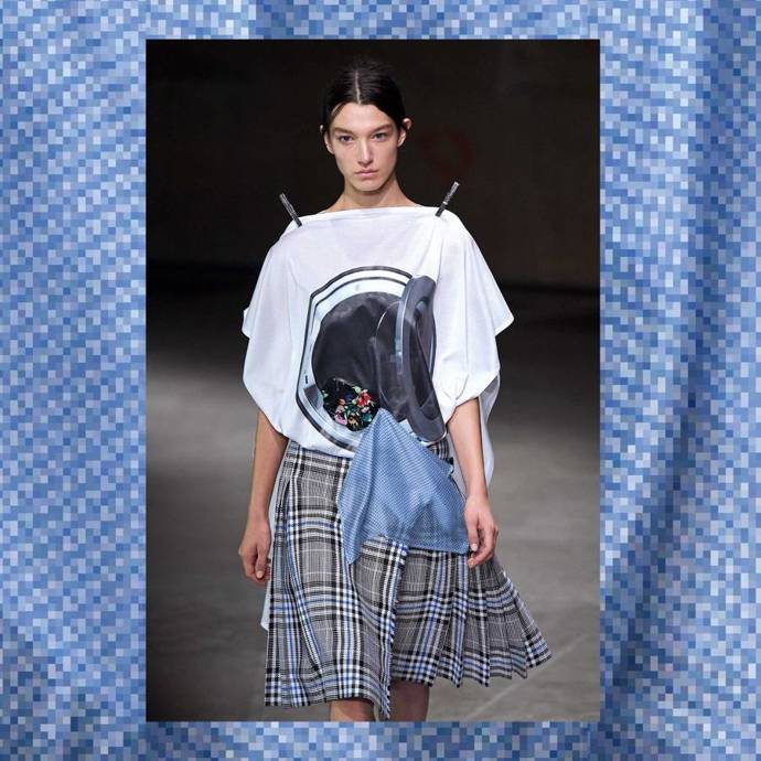 Christopher Kane top s pračkou
Britský návrhář Christopher Kane zařadil do své kolekce nejen tričko s motivem pračky, ale rovnou celý outfit popisující proces praní a sušení našeho oblečení.
Christopher Kane top s pračkou
Britský návrhář Christopher Kane zařadil do své kolekce nejen tričko s motivem pračky, ale rovnou celý outfit popisující proces praní a sušení našeho oblečení.