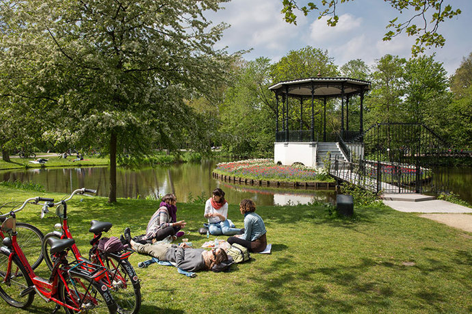 Vondelpark
Venku je hezky, proto si kupte láhev chlazeného růžového vína a zajeďte se na kole podívat do parku Vondelpark, který ročně přiláká až 9 milionů lidí. Potkáte je tu nejčastěji na dece v trávě s piknikovým košem a skleničkou v ruce. No byla by škoda se k nim nepřidat. Co myslíte?
Vondelpark
Venku je hezky, proto si kupte láhev chlazeného růžového vína a zajeďte se na kole podívat do parku Vondelpark, který ročně přiláká až 9 milionů lidí. Potkáte je tu nejčastěji na dece v trávě s piknikovým košem a skleničkou v ruce. No byla by škoda se k nim nepřidat. Co myslíte?