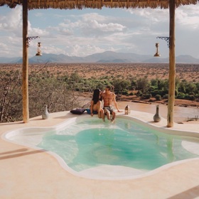 Serengeti, Tanzanie

A teď tip pro dobrodruhy. Ne každý chce líbánky trávit na lehátku u moře. Novomanželé s touhou po netradičních zážitcích mohou vyrazit na africké safari. V severní části Tanzanie se nachází národní park Serengeti a nejvyšší hora Afriky – Kilimandžáro. Návštěvníkům nabízí úžasnou scenérii a divočinu, která je domovem žiraf, slonů i lvů. Hotely v těchto rezervacích pořádají výlety, kde s průvodci můžete prozkoumávat divokou přírodu.

Určitě zde uslyšíte o tzv. velké pětce. Je to pět nejzajímavějších zvířat, které na safari chcete za každou cenu vidět. Ne každý ale má to štěstí. Lvy, slony a buvoly je celkem snadné zahlédnout. Leopardi díky svému zbarvení často splývají s okolím a nejobtížnější je spatřit nosorožce. Ideální doba pro návštěvu safari je od června do října.
