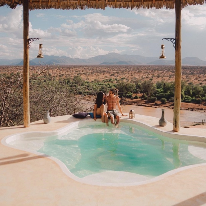 Serengeti, Tanzanie

A teď tip pro dobrodruhy. Ne každý chce líbánky trávit na lehátku u moře. Novomanželé s touhou po netradičních zážitcích mohou vyrazit na africké safari. V severní části Tanzanie se nachází národní park Serengeti a nejvyšší hora Afriky – Kilimandžáro. Návštěvníkům nabízí úžasnou scenérii a divočinu, která je domovem žiraf, slonů i lvů. Hotely v těchto rezervacích pořádají výlety, kde s průvodci můžete prozkoumávat divokou přírodu.

Určitě zde uslyšíte o tzv. velké pětce. Je to pět nejzajímavějších zvířat, které na safari chcete za každou cenu vidět. Ne každý ale má to štěstí. Lvy, slony a buvoly je celkem snadné zahlédnout. Leopardi díky svému zbarvení často splývají s okolím a nejobtížnější je spatřit nosorožce. Ideální doba pro návštěvu safari je od června do října.
