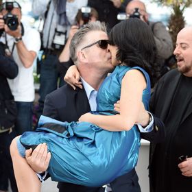 Alec a Hilaria Baldwin, 2013

A cenu za nejokatější polibek na festivalu získává...
