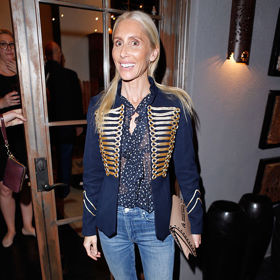 Alexandra von Fürstenberg
Alexandra Miller, sestra řecké korunní princezny Marie-Chantal a filmové režisérky Pii Getty, se provdala za prince Alexandra von Fürstenberga v roce 1995. Alexander je syn návrhářky Diane von Fürstenberg a jejího bývalého manžela prince Egon von Fürstenberga. Alexandra a Alexander spolu mají dvě děti - princeznu Talitu a prince Tassila. Krátce po přelomu tisíciletí se však rozvedli. Alexandra dříve pracovala pro značku Diane von Fürstenberg, ale dnes má už oděvní značku vlastní.
Alexandra von Fürstenberg
Alexandra Miller, sestra řecké korunní princezny Marie-Chantal a filmové režisérky Pii Getty, se provdala za prince Alexandra von Fürstenberga v roce 1995. Alexander je syn návrhářky Diane von Fürstenberg a jejího bývalého manžela prince Egon von Fürstenberga. Alexandra a Alexander spolu mají dvě děti - princeznu Talitu a prince Tassila. Krátce po přelomu tisíciletí se však rozvedli. Alexandra dříve pracovala pro značku Diane von Fürstenberg, ale dnes má už oděvní značku vlastní.