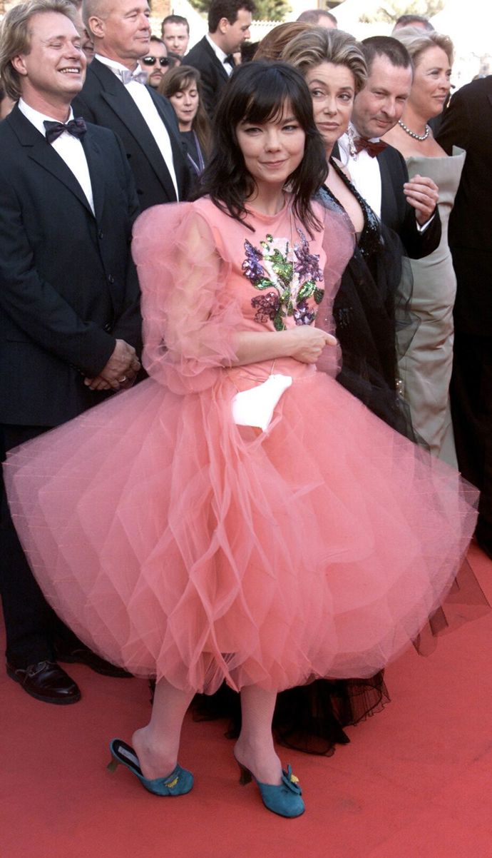 Björk, 2000

Zpěvačka Björk svými rafinovanými outfity vždy zaujme
