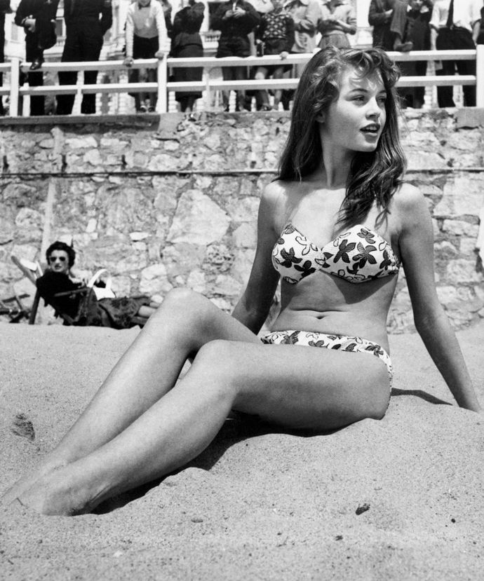 Brigitte Bardot, 1953

Tento snímek hnědovlasé Brigitte Bardot v bikinách patří k nejikoničtějším snímkům této herečky vůbec
