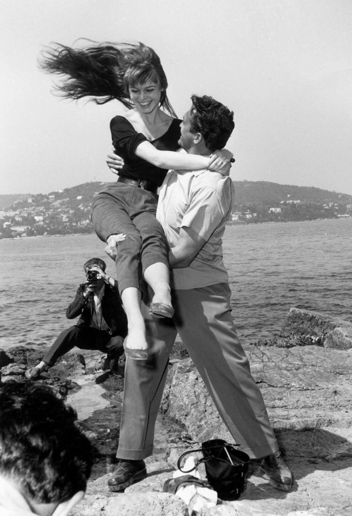 Brigitte Bardot a Carl Möhner, 1955

Brigitte zkrátka věděla, jak z fotky vytěžit co nejvíce
