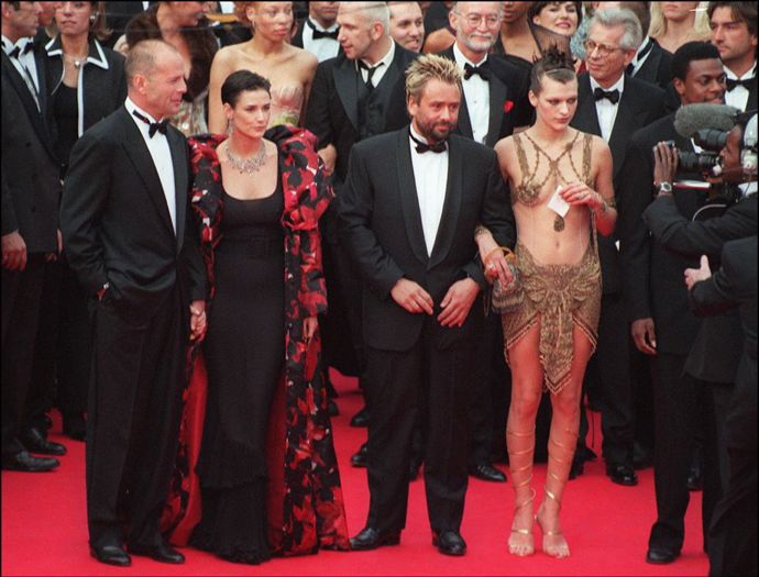 Bruce Willis, Demi Moore, Luc Besson a Milla Jovovich, 1997

Bruce si Millu Jovovich prohlíží, jako kdyby nikdy neviděl ženu oblečenou v něčem, co připomíná drátěnou košili a koňský postroj zároveň
