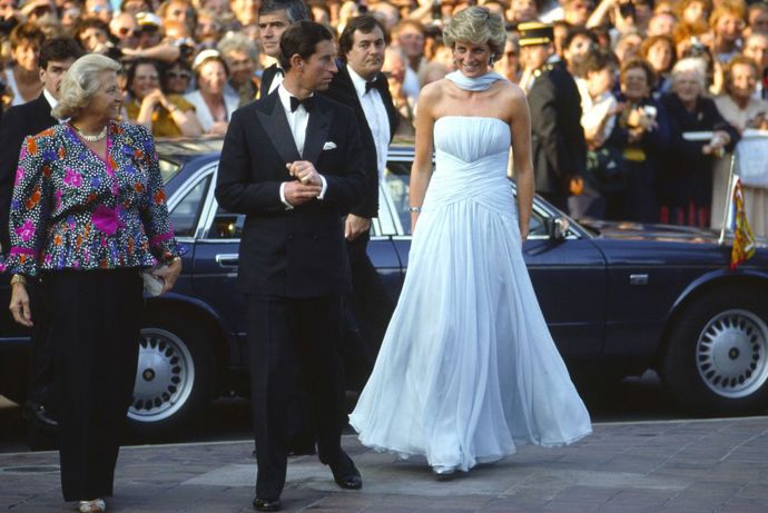 Charles a Diana, 1987

Tyto světle modré šaty od Catherine Walker oblékla Diana na červený koberec do Cannes v roce 1987. V roce 2011 se šaty na aukci vydražily za 81 tisíc liber.
