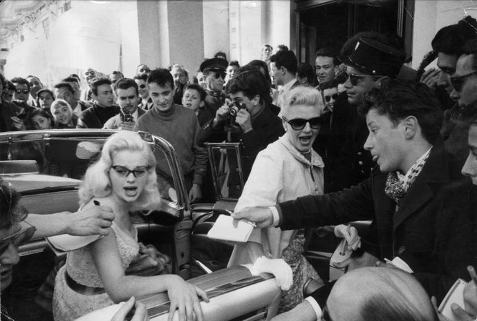 Diana Dors a Ginger Rogers, 1956

I dávno před Instagramem, Snapchatem, selfie, a potažmo i mobilními telefony byly filmové hvězdy středem pozornosti paparazzi fotografů

