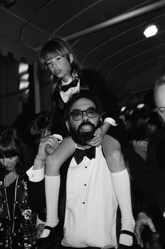 Francis Ford Coppola a Sofia Coppola, 1979

Je něco roztomilejšího než Sofia Coppola v dětském obleku na ramenou svého otce?
