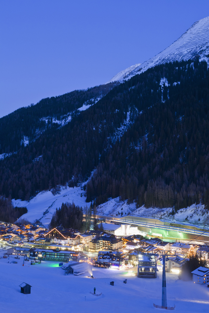 St. Anton, Rakousko

Svateb v zimě je jako šafránu, přesto mají své kouzlo. Svatební cesta do zimního střediska může být skvělým zážitkem pro milovníky lyžování. St. Anton nabízí jedno z nejlepších lyžování v Alpách a zároveň je zde spoustu možností, kam vyrazit do města. Zarezervujte si wellness hotel, kde si po celém dni na svahu odpočinete třeba v sauně nebo na masáži. Večer pak můžete usednout ke krbu, společně se zabalit do deky a užívat si romantiku plnými doušky. Takže i na zimních líbánkách něco je, v parných dnech u moře byste se k sobě těžko tulili pod dekou.
