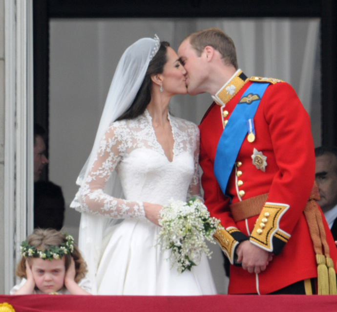Kate a princ William
Vévoda a vévodkyně z Cambridge se zasnoubili v říjnu roku 2010. Stalo se tak během desetidenní dovolené v Keni. Slavili zde princův úspěch v královském letectvu, kde dělal pilota záchranné helikoptéry. William Kate požádal o ruku diamantovým prstenem s 18 karáty. Předtím patřil jeho zesnulé matce Dianě.
Kate a princ William
Vévoda a vévodkyně z Cambridge se zasnoubili v říjnu roku 2010. Stalo se tak během desetidenní dovolené v Keni. Slavili zde princův úspěch v královském letectvu, kde dělal pilota záchranné helikoptéry. William Kate požádal o ruku diamantovým prstenem s 18 karáty. Předtím patřil jeho zesnulé matce Dianě.