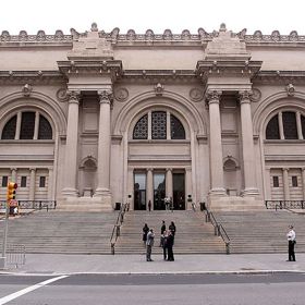 Metropolitní muzeum umění, New York

Známé schody, po kterých se při MET Gala prochází ty nejslavnější celebrity, vás dovedou do největšího muzea na západní polokouli. Ve své sbírce má přes dva miliony uměleckých kousků a ročně ho navštíví přes šest milionů lidí.

metmuseum.com
