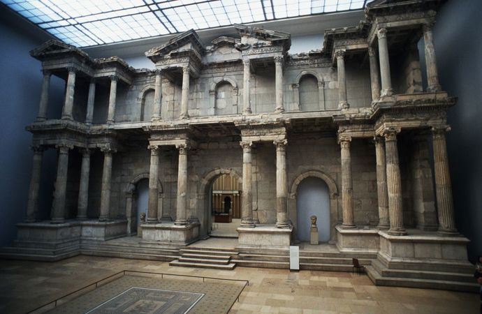 Muzeum Pergamon, Berlín

Pergamon je nejnavštěvovanější muzeum v Německu. Mezi hlavní zajímavosti patří zrekonstruované mohutné archeologické stavby, jako je Pergamonův oltář, brána k milétskému tržišti a Ištařina brána.

smb.museum

