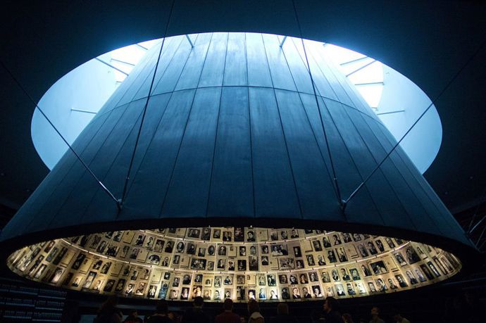 Památník holocaustu Yad Vashem, Jeruzalém

Yad Vashem slouží jako světový památník pro holocaust. Jedna z nejvýznamnějších částí je sál, kde se nachází jména všech židovských osob zavražděných během holocaustu.

yadvashem.org
