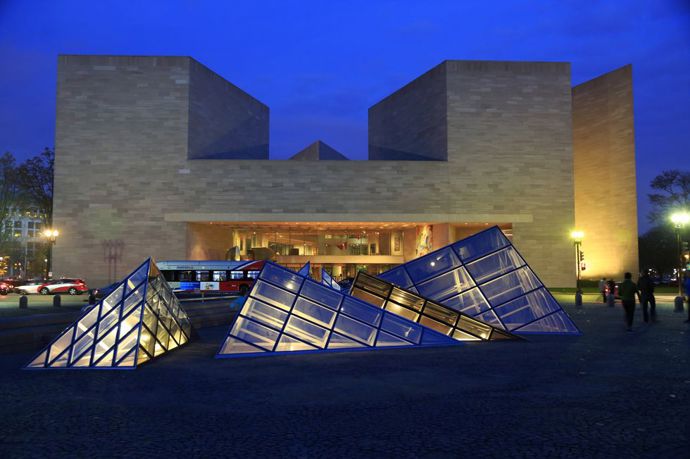 Národní umělecká galerie, Washington D.C.

Při návštěvě hlavního města USA zajděte do Národní umělecké galerie. Je zde řada děl, od obrazů ze 16. století v západní budově až po výjimečná současná díla ve východní budově.

nga.gov
