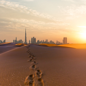 Dubaj, Spojené arabské emiráty

Pokud plánujete exotickou dovolenou, ale necítíte se na dlouhý let s několika přestupy, je Dubaj právě pro vás. Z Prahy jste tam za cca pět hodin. Po výstupu z letadla ale budete mít pocit, že jste se ocitli v úplně jiném světe. Je to místo, kde se ve všem snaží být nejlepší. Nachází se zde jedno z největších nákupních center, nejvyšší budova světa nebo ty nejlepší kulinářské zážitky. I přesto, že zde slunce svítí 300 dnů v roce, si můžete i zalyžovat, a to na uměle vytvořené sjezdovce v nákupním centru. Zajímavé je, že před několika desítkami let tu nic z toho ještě nestálo. Město totiž vyrostlo v luxusní destinaci během pár let.

Dokonalý relax si užijete nejen na pláži u moře, ale hlavně na poušti. Zde zažijete ty nejkrásnější západy slunce, a co víc si o líbánkách přát. Na poušti si můžete zarezervovat i nocleh v Beduínském táboře, kde si pochutnáte na bohaté tradiční večeři.
