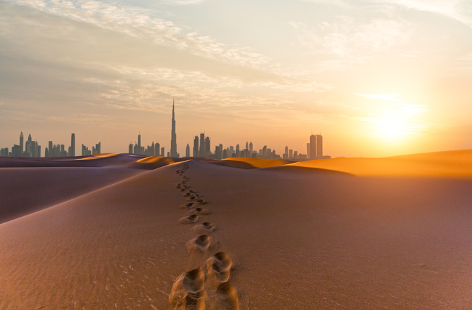 Dubaj, Spojené arabské emiráty

Pokud plánujete exotickou dovolenou, ale necítíte se na dlouhý let s několika přestupy, je Dubaj právě pro vás. Z Prahy jste tam za cca pět hodin. Po výstupu z letadla ale budete mít pocit, že jste se ocitli v úplně jiném světe. Je to místo, kde se ve všem snaží být nejlepší. Nachází se zde jedno z největších nákupních center, nejvyšší budova světa nebo ty nejlepší kulinářské zážitky. I přesto, že zde slunce svítí 300 dnů v roce, si můžete i zalyžovat, a to na uměle vytvořené sjezdovce v nákupním centru. Zajímavé je, že před několika desítkami let tu nic z toho ještě nestálo. Město totiž vyrostlo v luxusní destinaci během pár let.

Dokonalý relax si užijete nejen na pláži u moře, ale hlavně na poušti. Zde zažijete ty nejkrásnější západy slunce, a co víc si o líbánkách přát. Na poušti si můžete zarezervovat i nocleh v Beduínském táboře, kde si pochutnáte na bohaté tradiční večeři.
