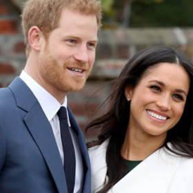 Princ Harry a Meghan

Představovali jste si zásnuby s obrovskou pompou? Ve skutečnosti byly celkem skromné (když pomineme cenu prstenu). Harry si nedovedl představit, že by Meghan požádal o ruku někde na veřejnosti. Když se totiž oba někde objeví, jsou pod dohledem desítky zvědavců. A to není zrovna žádoucí při takto intimní záležitosti. Zásnuby proto proběhly v jejich kuchyni, když zrovna připravovali kuře.
