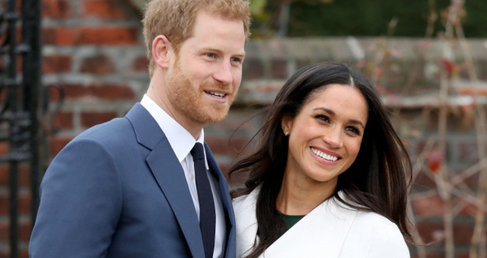 Princ Harry a Meghan
Představovali jste si zásnuby s obrovskou pompou? Ve skutečnosti byly celkem skromné (když pomineme cenu prstenu). Harry si nedovedl představit, že by Meghan požádal o ruku někde na veřejnosti. Když se totiž oba někde objeví, jsou pod dohledem desítky zvědavců. A to není zrovna žádoucí při takto intimní záležitosti. Zásnuby proto proběhly v jejich kuchyni, když zrovna připravovali kuře.
Princ Harry a Meghan
Představovali jste si zásnuby s obrovskou pompou? Ve skutečnosti byly celkem skromné (když pomineme cenu prstenu). Harry si nedovedl představit, že by Meghan požádal o ruku někde na veřejnosti. Když se totiž oba někde objeví, jsou pod dohledem desítky zvědavců. A to není zrovna žádoucí při takto intimní záležitosti. Zásnuby proto proběhly v jejich kuchyni, když zrovna připravovali kuře.