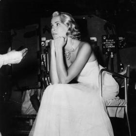 Grace Kelly se narodila v americké Filadelfii. Stala se slavnou herečkou, a dokonce v roce 1955 získala Oscara za hlavní roli ve filmu Country Girl. O rok později se provdala za monackého knížete Rainiera III. a od té doby ji celý svět znal jako kněžnu Grace. V roce 1982 bohužel zemřela při autonehodě.
Grace Kelly se narodila v americké Filadelfii. Stala se slavnou herečkou, a dokonce v roce 1955 získala Oscara za hlavní roli ve filmu Country Girl. O rok později se provdala za monackého knížete Rainiera III. a od té doby ji celý svět znal jako kněžnu Grace. V roce 1982 bohužel zemřela při autonehodě.