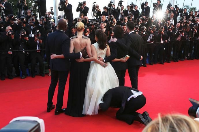 Jay Baruchel, Cate Blanchett, America Ferrera, Kit Harington a Djimon Hounsou

Notoricky známý vtipálek Vitalii Sediuk se při premiéře Jak vycvičit draka 2 v Cannes vplížil pod sukni Americy Ferrery
