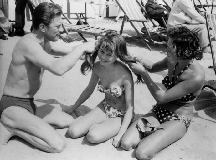 Kirk Douglas a Brigitte Bardot, 1953

Na zaplétání vlasů na pláži s Kirkem Douglasem přece není nic divného
