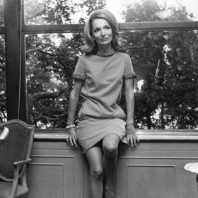 Lee Radziwill je mladší sestrou Jacqueline Kennedy. Za svobodna se jmenovala Caroline Lee Bouvier a v roce 1959 se provdala za prince Stanisława Albrechta Radziwiłła, jehož rodina v historii vládla Polskému knížectví. Měli spolu dvě děti, ale v roce 1974 se bohužel rozvedli.
Lee Radziwill je mladší sestrou Jacqueline Kennedy. Za svobodna se jmenovala Caroline Lee Bouvier a v roce 1959 se provdala za prince Stanisława Albrechta Radziwiłła, jehož rodina v historii vládla Polskému knížectví. Měli spolu dvě děti, ale v roce 1974 se bohužel rozvedli.