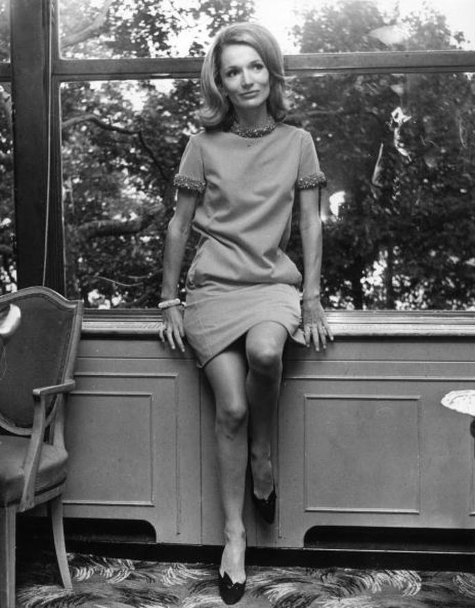 Lee Radziwill je mladší sestrou Jacqueline Kennedy. Za svobodna se jmenovala Caroline Lee Bouvier a v roce 1959 se provdala za prince Stanisława Albrechta Radziwiłła, jehož rodina v historii vládla Polskému knížectví. Měli spolu dvě děti, ale v roce 1974 se bohužel rozvedli.
