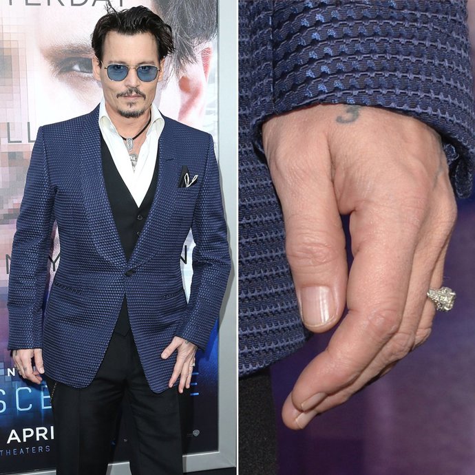 Amber Heard a Johnny Depp
Johnny Depp byl spatřen, jak na svém prsteníčku nosí šperk s obrovským diamantem. Když totiž požádal svou, nyní už bývalou, manželku Amber Heard o ruku, prsten jí byl moc velký. Místo toho, aby ho nechal zmenšit, ho nosil sám a jí koupil zřejmě nový.
Amber Heard a Johnny Depp
Johnny Depp byl spatřen, jak na svém prsteníčku nosí šperk s obrovským diamantem. Když totiž požádal svou, nyní už bývalou, manželku Amber Heard o ruku, prsten jí byl moc velký. Místo toho, aby ho nechal zmenšit, ho nosil sám a jí koupil zřejmě nový.
