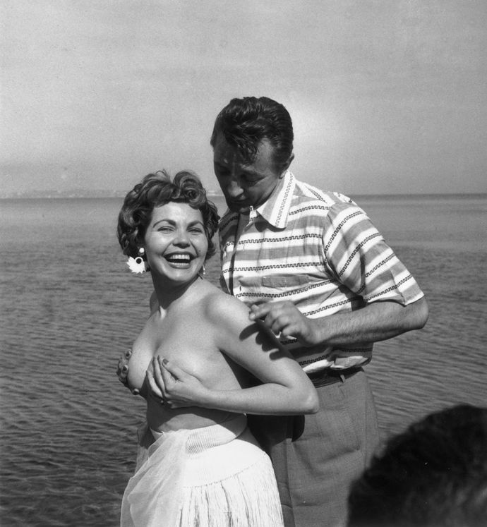 Simone Silva a Robert Mitchum, 1954

Když Simone Silva v Cannes pózovala nahoře bez, strhla se mela, kdy si jeden fotograf zlomil ruku a jiný zase nohu. Simone byla poté požádána, aby festival opustila.
