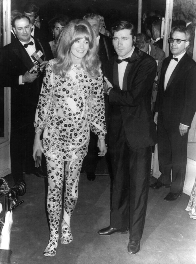 Vanessa Redgrave, 1967

Jsou to vysoké boty? Nebo kalhoty s ponožkami se stejným vzorem? Jediné, co víme, že Vanessa Redgrave je od hlavy až k patě oblečená do flitrů a vypadá skvěle.

