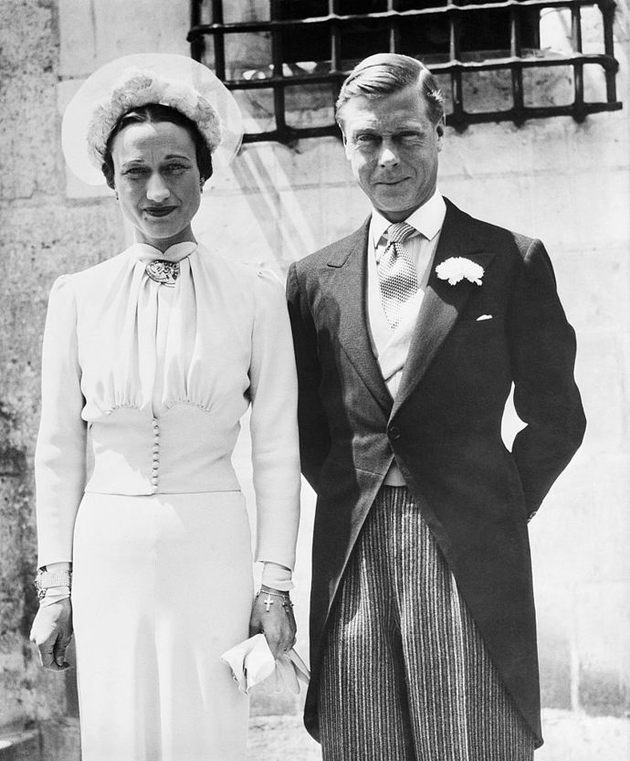 Aby si britský král Eduard VIII. mohl vzít Wallis Simpson, abdikoval. To, že byla v té době už dvakrát rozvedená, a navíc Američanka, bylo v té době celkem kontroverzní. Po abdikaci se z něj stal princ Eduard, vévoda z Windsoru. Ve funkci ho okamžitě nahradil jeho mladší bratr Jiří VI., po němž už na britský trůn nastoupila jeho dcera Alžběta II.
