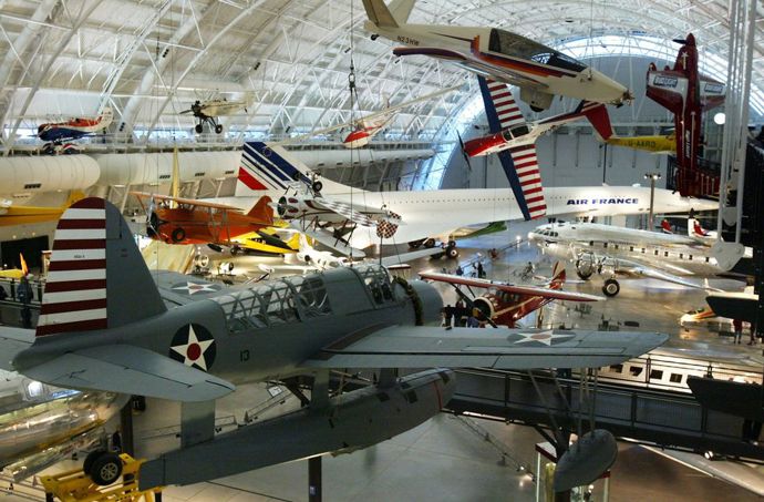 Národní muzeum letectví a kosmonautiky, Washington D.C.

Zde se nachází největší sbírka na téma kosmonautiky a letectví (14 970,9 m²). Muzeum bylo založeno v roce 1976 a je součástí Smithsonian Institution. Zajímavostí je, že téměř všechny exponáty jsou originály.

airandspace.si.edu

