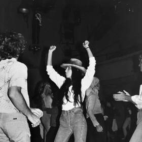 1977

Cher tancuje ve Studiu 54
